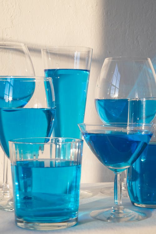 桌上的蓝色液体的眼镜 · 免费素材图片