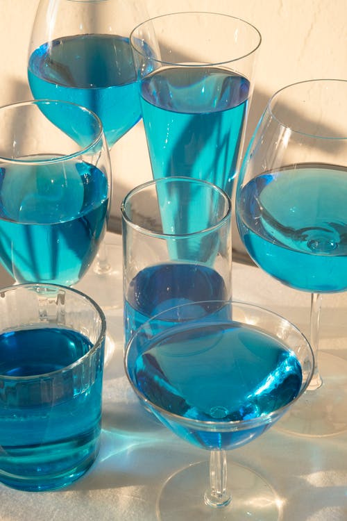 眼镜与蓝色含酒精的鸡尾酒 · 免费素材图片