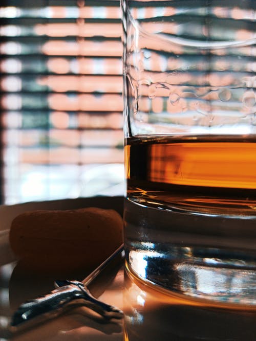 有关喝, 垂直拍摄, 烈酒的免费素材图片