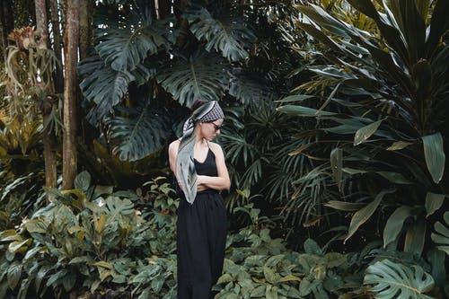 站在热带花园中的时尚女人 · 免费素材图片