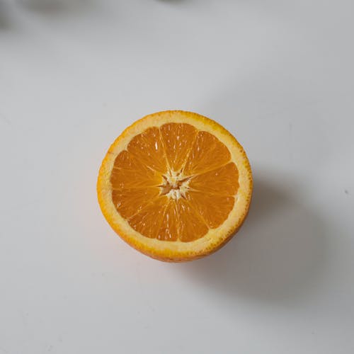 桌上橙色的一半 · 免费素材图片