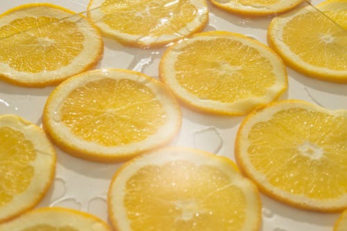 在白色背景上的柑橘类水果切片 · 免费素材图片
