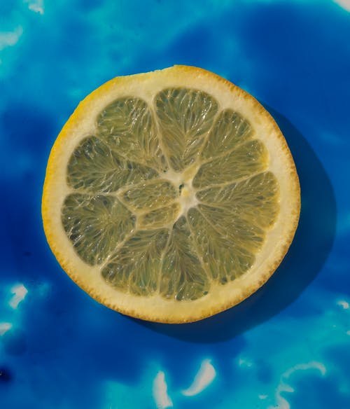 片在蓝色背景上的柠檬 · 免费素材图片