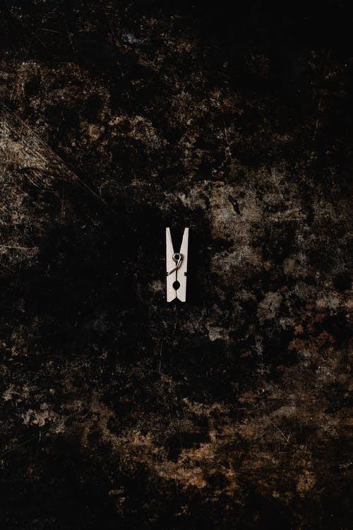 黑色和灰色的大理石桌上的白色飞机 · 免费素材图片