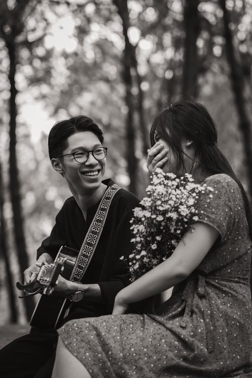 亚洲夫妇与吉他在公园 · 免费素材图片