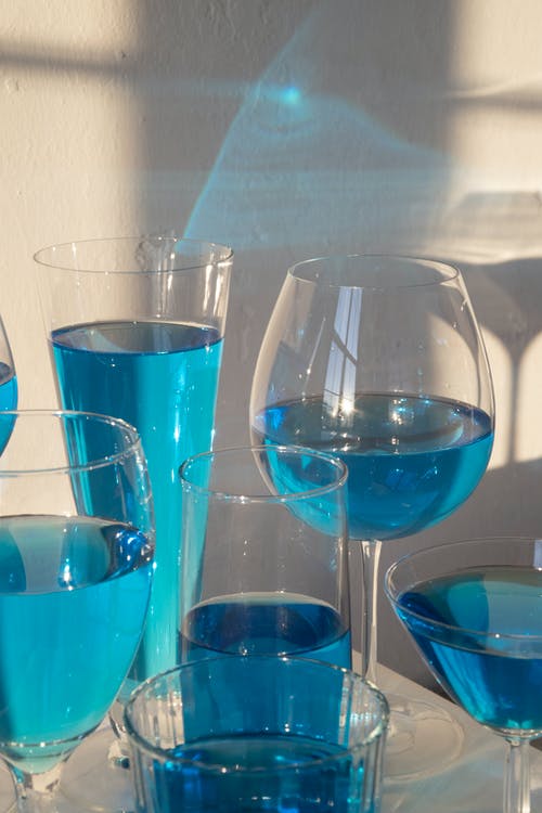 眼镜与蓝色彩色的饮料 · 免费素材图片