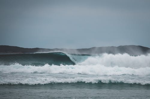 波涛汹涌的大海，在万里无云的天空挥舞着 · 免费素材图片