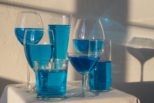 桌上的蓝色苦艾酒眼镜 · 免费素材图片