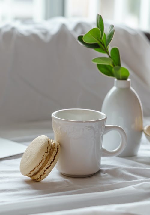 陶瓷杯和可折叠的织物上的美味杏仁饼 · 免费素材图片