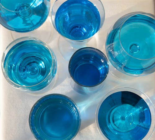 蓝色液体在不同的眼镜 · 免费素材图片