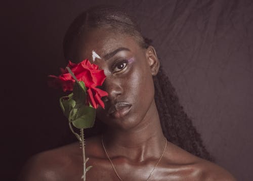 幸福的黑女人与花 · 免费素材图片