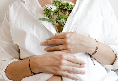 裁剪孕妇与盛开的鲜花花束 · 免费素材图片