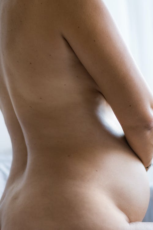 作物敏感裸体孕妇爱抚肚子 · 免费素材图片