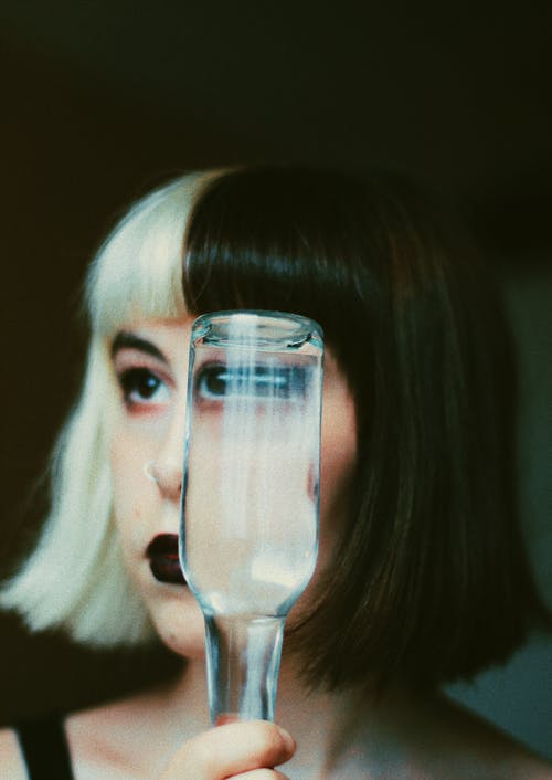 瓶水在房间里的女人 · 免费素材图片