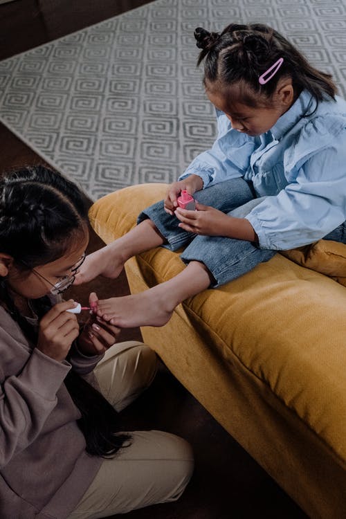 蓝色的衬衫和蓝色的牛仔裤，坐在棕色的沙发上的男孩 · 免费素材图片