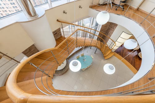 带扶手的现代公寓楼梯 · 免费素材图片
