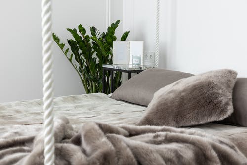 卧室配有枕头和毯子的舒适床 · 免费素材图片
