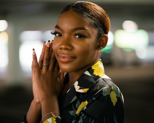 有关修手指甲, 夜灯, 年轻的免费素材图片