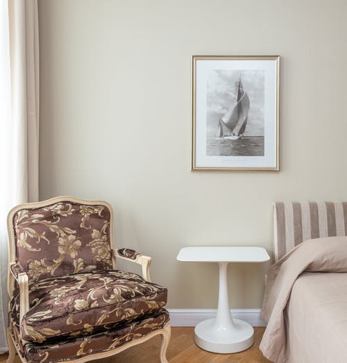 带垫子的扶手椅在卧室 · 免费素材图片