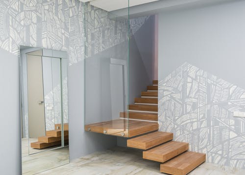 现代公寓的玻璃墙楼梯 · 免费素材图片