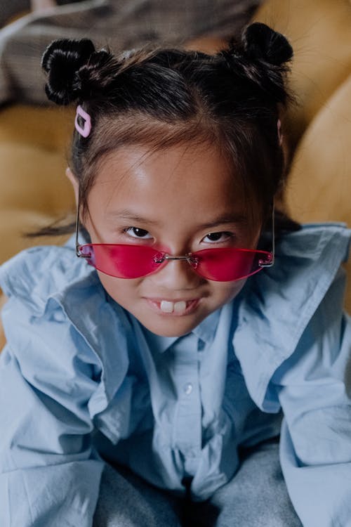 穿红色太阳镜的衬衫的蓝色按钮的女孩 · 免费素材图片