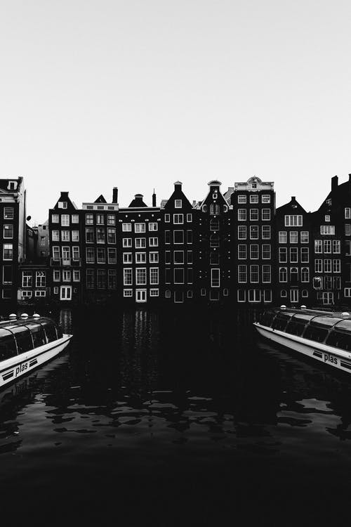 运河与建筑物附近的小船 · 免费素材图片