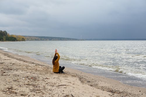 有关不露面, 举手, 举起手臂的免费素材图片