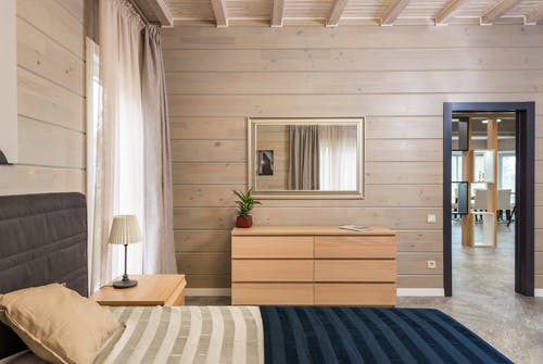 带家具的现代卧室中的床 · 免费素材图片