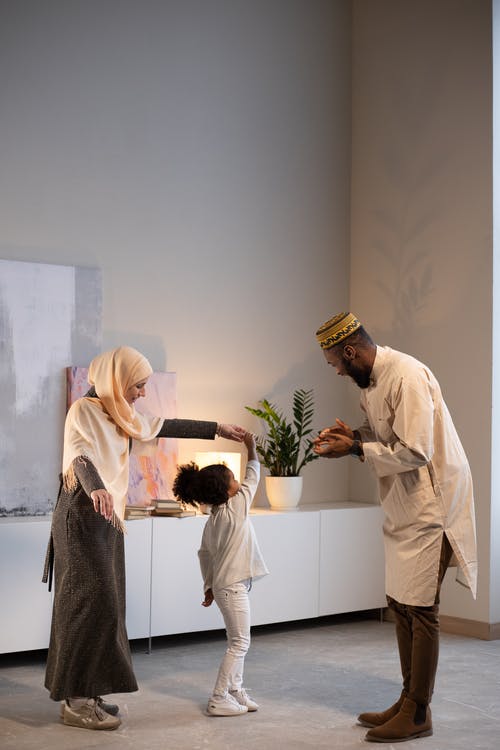 站在白墙旁边的白色胸口的男人 · 免费素材图片