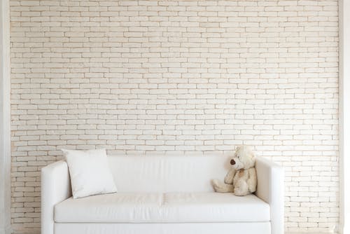 砖墙白色沙发 · 免费素材图片