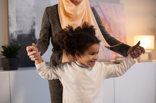 黑色长袖衬衫的女人抱着婴儿的白色长袖衬衫 · 免费素材图片