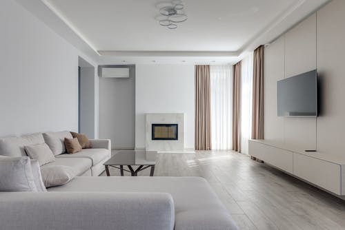 宽敞的休息室，配有柔软的家具 · 免费素材图片