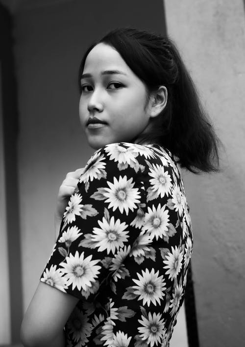 有关单色, 垂直拍摄, 女人的免费素材图片