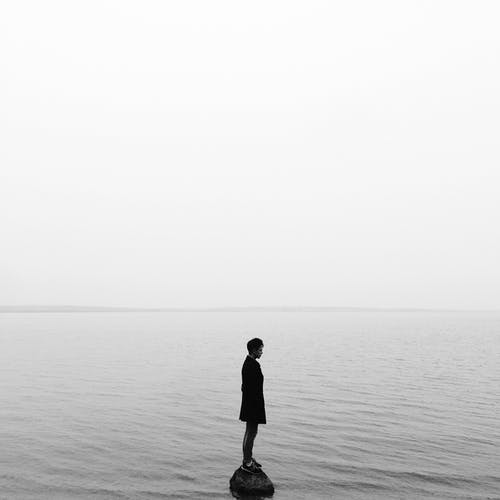 站在海边的黑夹克的男人 · 免费素材图片