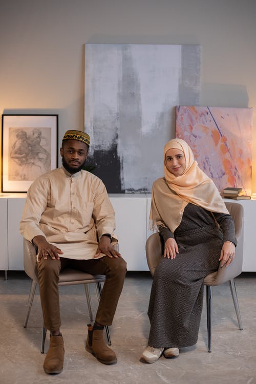 坐在白色头巾的女人旁边的白色胸的男人 · 免费素材图片