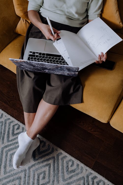 拿着白皮书的黑裙子的人 · 免费素材图片