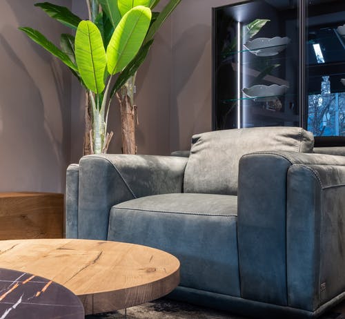 在现代客厅舒适扶手椅 · 免费素材图片