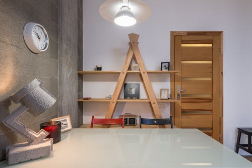 简单现代的房间，桌子和架子 · 免费素材图片