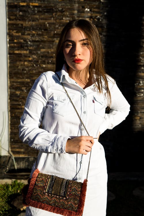 有关吊带包, 咖啡色头发的女人, 垂直拍摄的免费素材图片