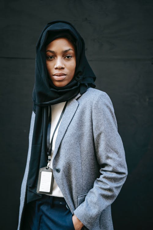 灰色外套和黑色头巾的女人 · 免费素材图片