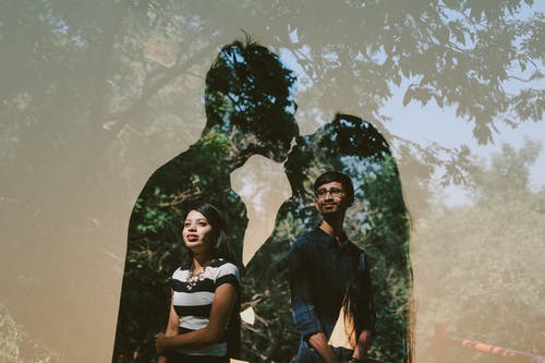 不同的夫妇一起站在公园和亲吻 · 免费素材图片