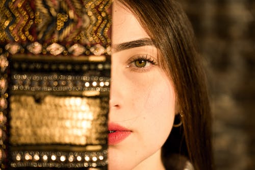 有关咖啡色头发的女人, 女人, 握住的免费素材图片