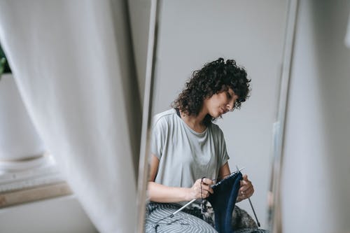 拿着蓝色陶瓷杯的白船员脖子t恤的女人 · 免费素材图片