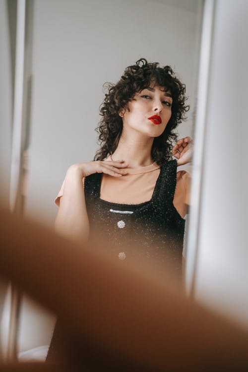 黑色无袖上衣的女人 · 免费素材图片