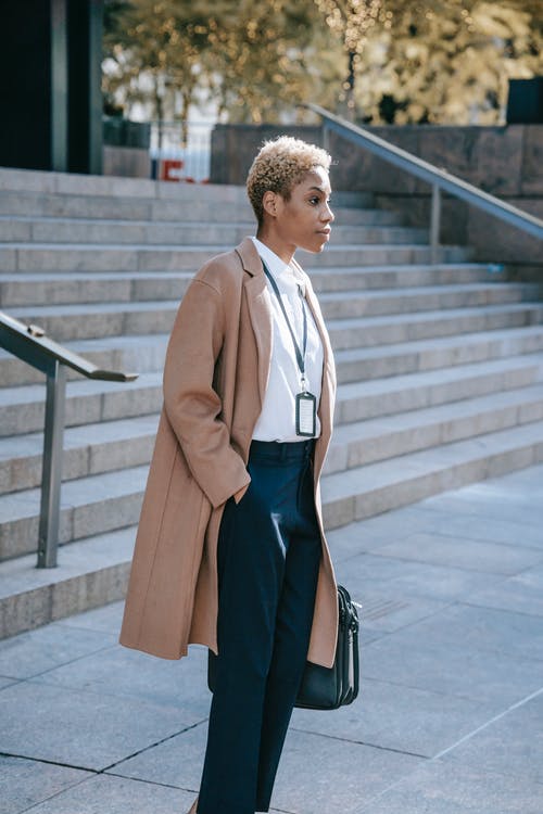 站在人行道上的棕色外套的女人 · 免费素材图片