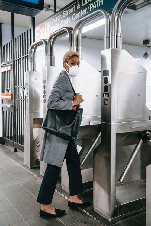 站在自动扶梯上的蓝色长袍的女人 · 免费素材图片