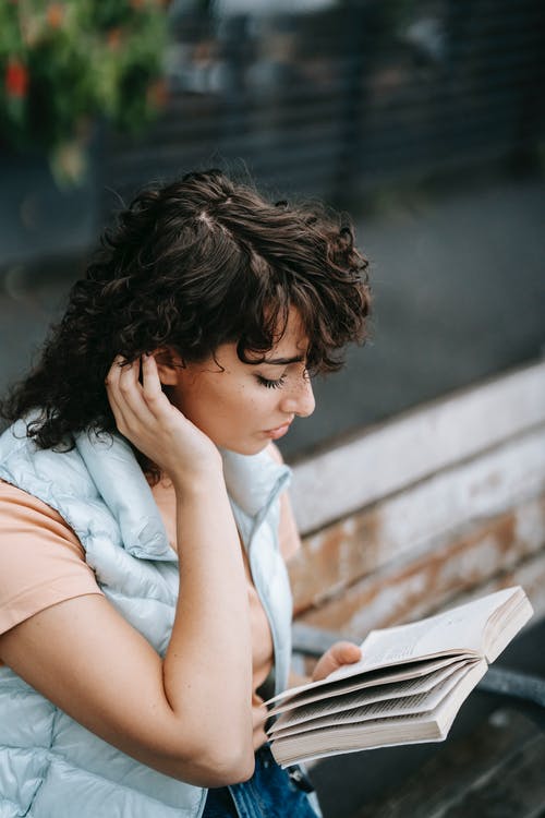 拿着白色的平板电脑的衬衫的白色按钮的女人 · 免费素材图片