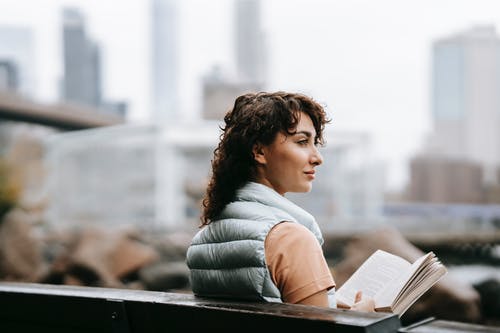 灰色长袖衬衫阅读书中的女人 · 免费素材图片