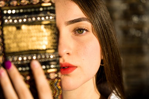 有关咖啡色头发的女人, 女人, 握住的免费素材图片