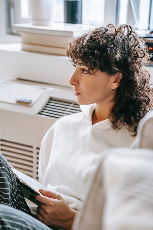 白色礼服衬衫的女人 · 免费素材图片